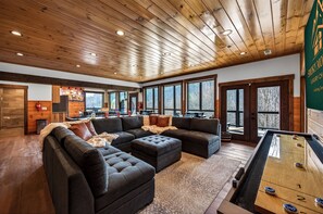 Games room - Luxury Gatlinburg Lodge | Sleeps 26• 8 BR •Views•Gym•Elevator•Hot Tub•Gameroom (Gatlinburg)