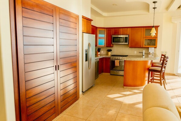 Frigorífico, microondas, horno y placa de cocina