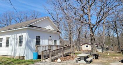 Cozy 2-bedroom Schoolhouse Cabin near Truman Lake access points