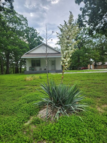 Cozy 2-bedroom Schoolhouse Cabin near Truman Lake access points