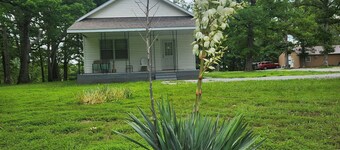 Cozy 2-bedroom Schoolhouse Cabin near Truman Lake access points
