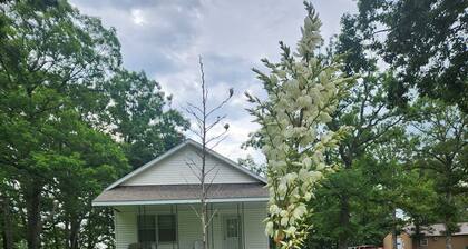 Cozy 2-bedroom Schoolhouse Cabin near Truman Lake access points