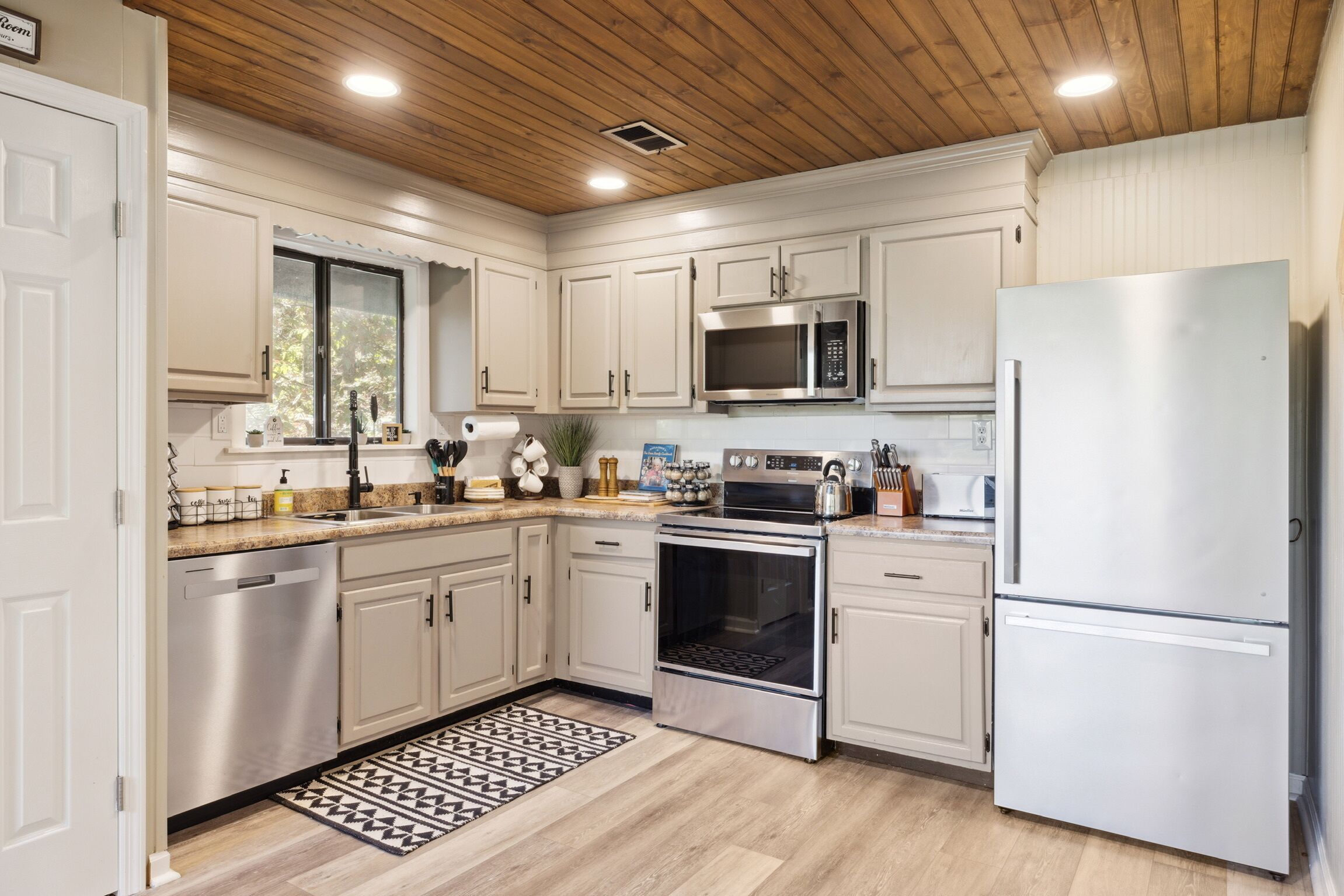 ثلاجة، ميكروويف، فرن، موقد طهي مسطح