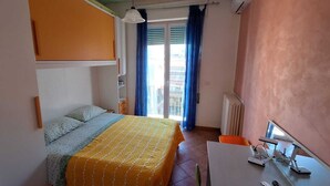 A bedroom with a bed, a desk, and a radiator. - DOMUS BAIANO  (Naples)