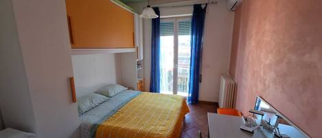 Orange | Allergikerbettwaren, Daunenbettdecken, Schreibtisch, kostenloses WLAN