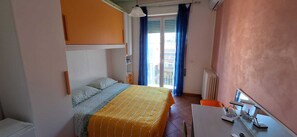Orange | Down comforters, desk, blackout drapes, free WiFi - DOMUS BAIANO (Naples)