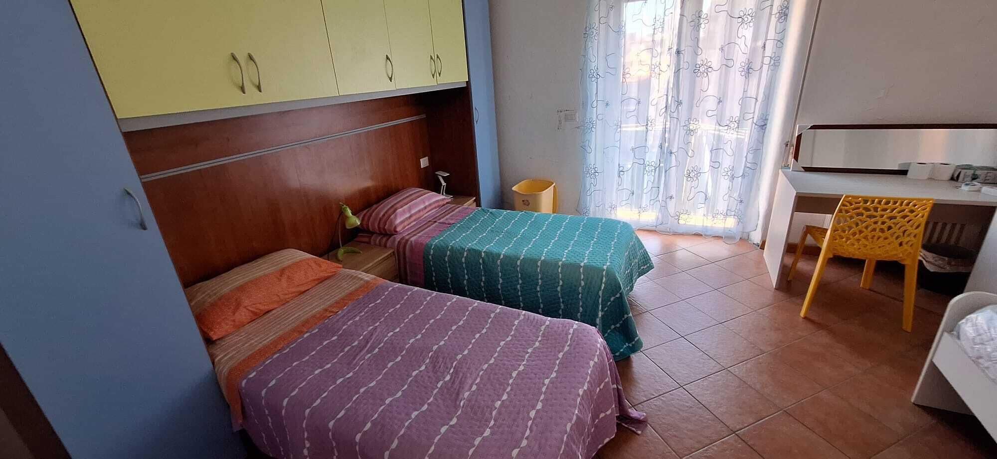 Kiwi | Hypo-allergenic bedding, down comforters, desk, free WiFi