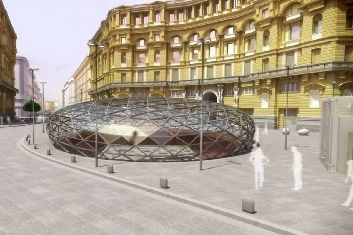 Una gran estructura metálica circular en una plaza abierta rodeada de edificios de estilo clásico.