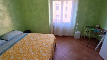 Lime | Desk, free WiFi