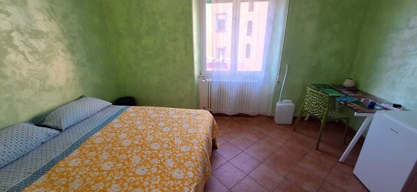 Camera con letto matrimoniale o 2 letti singoli, non fumatori, vista città | Una scrivania, Wi-Fi gratuito