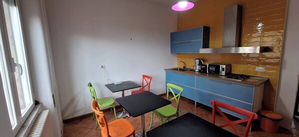 迷你冰箱、微波炉、炉灶、厨具/餐具