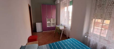 Ropa de cama hipoalergénica, cubrecamas, escritorio y wifi gratis