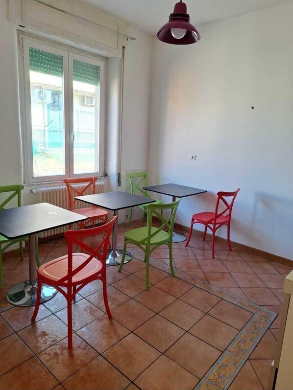 ثلاجة صغيرة، ميكروويف، موقد طهي مسطح، مستلزمات طهي/أطباق/أوعية