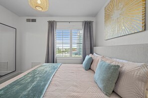 1 soverom, safe på rommet, strykejern/-brett og reiseseng for barn