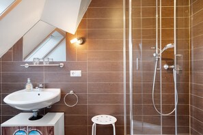 Shower, hair dryer, towels - Holiday Apartment 'Kapfblick' with Shared Pool, Shared Garden and Wi-Fi (Elzach)