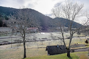A rural landscape with a house, trees, and a river. - Holiday Apartment 'Kapfblick' with Shared Pool, Shared Garden and Wi-Fi (Elzach)