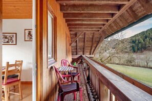 Outdoor dining - Holiday Apartment 'Elzblick' with Shared Pool, Shared Garden and Wi-Fi (Elzach)