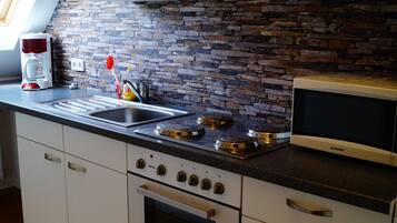 KĂŒhlschrank, Mikrowelle, Ofen, Herdplatte