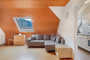 TV - Holiday Apartment 'Elzblick' with Shared Pool, Shared Garden and Wi-Fi (Elzach)