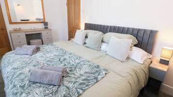 Cottage | 2 bedrooms, individually decorated, individually furnished, free WiFi