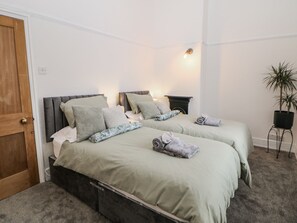 Cottage | 2 bedrooms, individually decorated, individually furnished, free WiFi - Shunters Nook (Stafford)