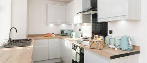 Cottage | Private kitchen | Dishwasher, cookware/dishes/utensils