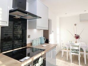 Cottage | Private kitchen | Dishwasher, cookware/dishes/utensils - Shunters Nook (Stafford)