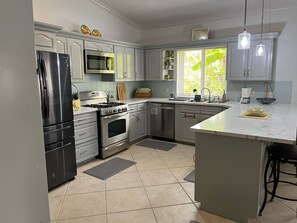 Een magnetron, een oven, een kookplaat, een vaatwasser