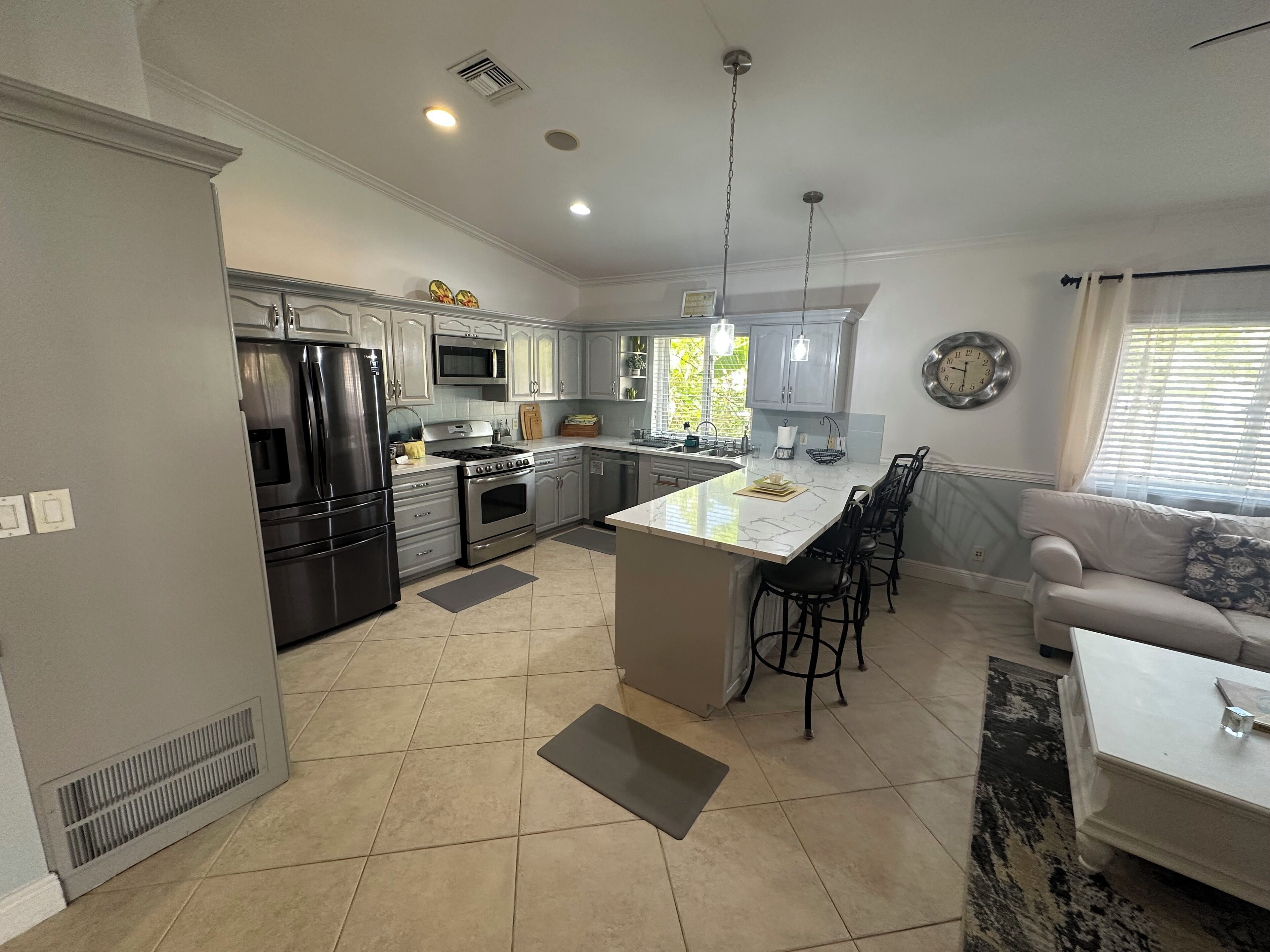 Een magnetron, een oven, een kookplaat, een vaatwasser