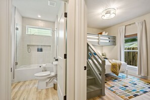 4 chambres, bureau, fer et planche à repasser, lit parapluie