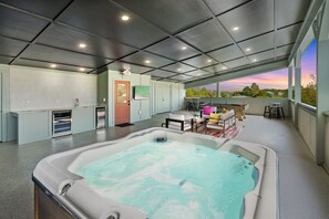 Indoor spa tub