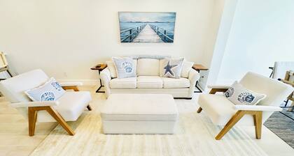 Jupiter Beach Retreat - WALK TO BEACH AND HEATED POOLS!