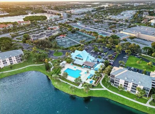 Jupiter Beach Retreat - WALK TO BEACH AND HEATED POOLS!