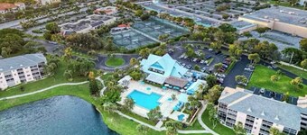 Jupiter Beach Retreat - WALK TO BEACH AND HEATED POOLS!