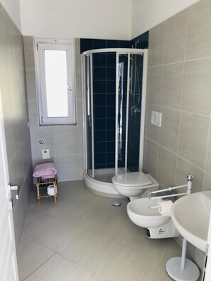 Shower, hair dryer, towels - Apartment 1 with Lake View (Alvignano)