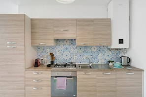 Frigorifero, microonde, forno, piano cottura