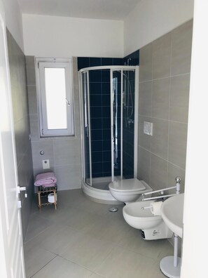 Shower, hair dryer, towels - Apartment 1 with Lake View (Alvignano)