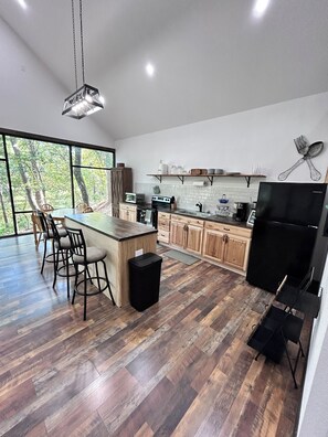 Private kitchen - Relaxing Cabin 101 (Livingston)
