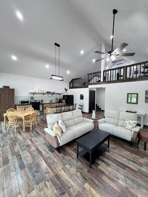 Living area - Relaxing Cabin 101 (Livingston)
