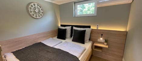 Studio Apartment with One King Bed, AC and Kitchen | Bureau, espace de travail pour ordinateurs portables