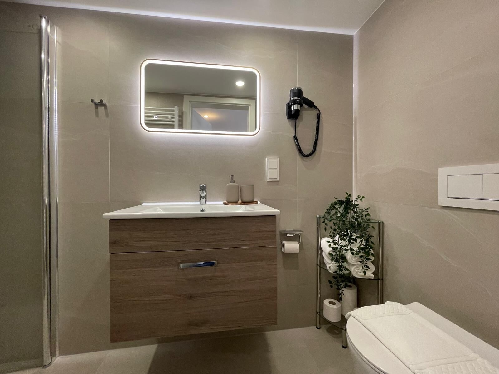 Comfort-Studio | Badezimmer | Dusche, Haartrockner, Handtücher, Seife