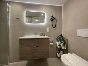 コンフォート スタジオ 電子レンジ | バスルーム | シャワー、ヘアドライヤー、タオル、石鹸