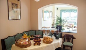 Daily buffet breakfast for a fee - Five Studios - Premium Rooms (Ramstein-Miesenbach)