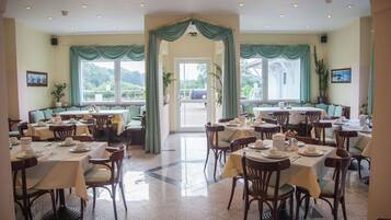 Café da manhã com buffet todos os dias (EUR 14 por pessoa)