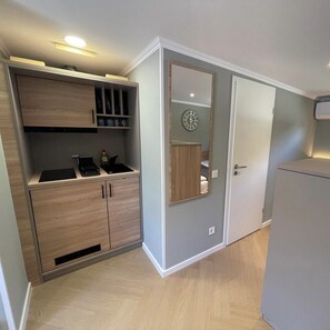 コンフォート スタジオ | 専用キッチン | 小型冷蔵庫、電子レンジ、調理器具と食器