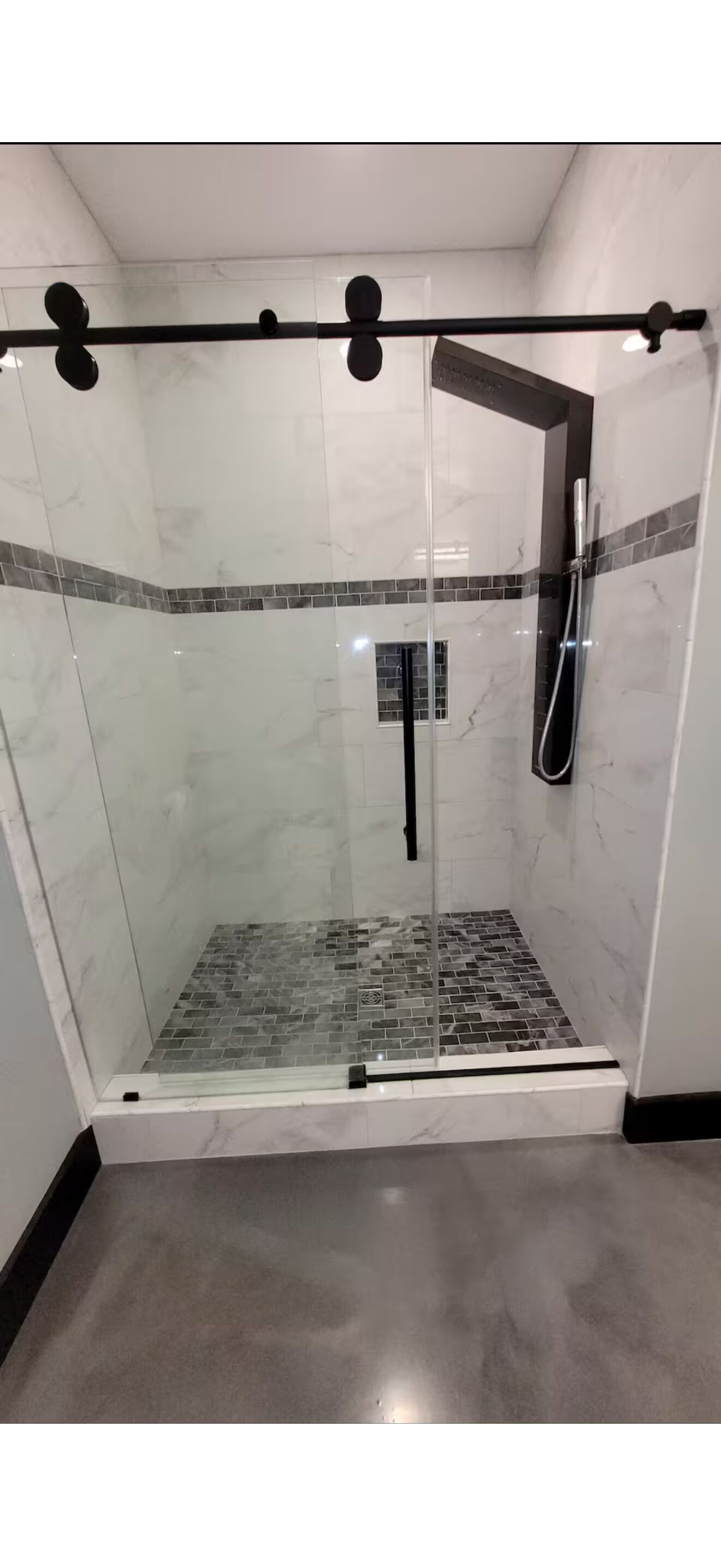 Douche, sèche-cheveux, serviettes fournies, savon