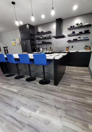 Frigorífic, microones, forn i placa de cuina 