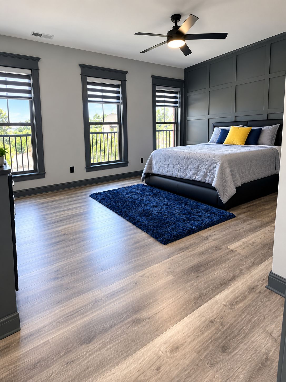 Un dormitorio con cama, ventilador de techo y vistas al exterior.