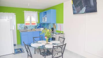 Apartamento, 4 habitaciones, patio, vistas a la ciudad | Comedor