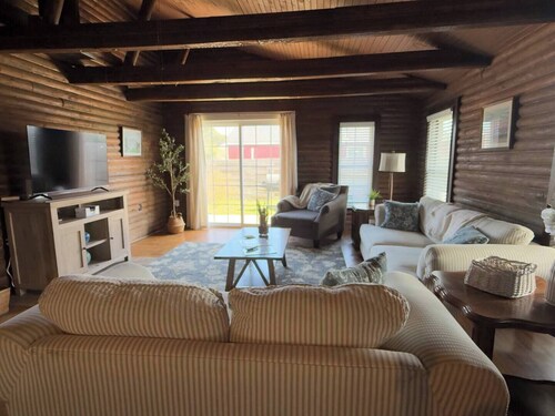 Lakeside Log Cabin Retreat- Close to Beach + Fishing + Boat Parking